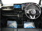 運転にかかわる様々な操作を安全に行えるように視点移動が少なく、操作性に配慮されたスイッチ類が凝縮されたコクピットです。