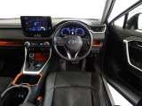 革巻きステアリングで快適な操作性の運転席です。
