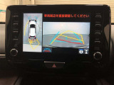 【パノラミックビューモニター】クルマの前後左右に搭載したカメラから取り込んだ画像を合成し、車両を上から見たような画像をディスプレイに表示します。