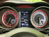 視認性の高いメーター類で、運転に必要な情報をしっかり把握できます。運転に集中しやすく、安心感も高まります。