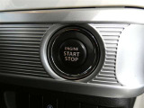 【プッシュスタート】スマートキーを携帯して、ブレーキを踏みながらスタートスイッチを押すだけでエンジンがかけられます。