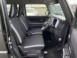 運転席は、ゆったりと座れるシートで快適。視界も広く、運転に集中できます。機能的な空間で、長距離ドライブも疲れにくいです。