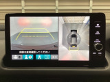 マルチビューカメラシステム搭載車です。お車の周囲を全方位でカバーします。後方・前方・両脇と、コンディションが悪い視界でもカラーモニターに映し出した映像がドライバーをサポートします。