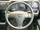 インテリアに合わせたデザインのステアリングは、運転される方のことも考え、運転しやすい形状、大きさです。是非一度、実際に触ってお確かめください。