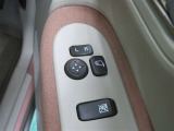 電動格納ミラー! スイッチひとつでミラーを畳めます。