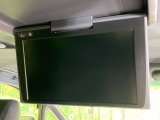【12.8型フリップダウン】大画面モニターで後席でもエンタメをお楽しみいただけます。家族や友人とお出かけする機会が多い方に大人気です♪
