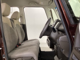 女性でも運転がしやすいようにシートの高さ調整機能(シートリフター)がついています。座面も厚みがあり背もたれも高く、ゆったりくつろいでお乗りいただけるシートです。