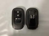 スマートキーを装備しています。鍵を差し込むことなくドアロックの開け閉めと、スタートボタン操作でのエンジンスタートができます。ボタン操作でトランクが開けられる電動テールゲートのボタンもついています。