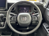 握りやすいステアリングは、運転操作をスムーズにします。オーディオや通話機能など、便利なスイッチ類も搭載で実用性も高いです。