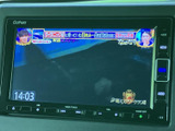 停車中には、地上デジタル放送を楽しめます。ニュースやドラマでリラックス。移動時間を有効活用できる便利な機能です。