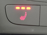 ●フロントシートヒーティング:運転席・助手席共に三段階で調節が可能なシートヒーターを装備しております。季節を問わず快適にご使用いただけます。