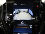 後方映像を11.6インチディスプレイに表示し、ステアリング連動ガイドラインが駐車をサポート。さらに後退時はリヤ4センサーが障害物を検知し、必要に応じてブレーキが作動します。
