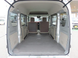 リヤシートも全車消毒済み。シートを倒すと箱形でフラットな床面でひろーい荷室。各種ケース、箱物がたっぷり積めます