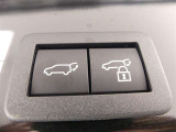 【電動バックドア】・・・スイッチひとつでバックドアを自動開閉できます。操作はスマートキー、室内コントロールスイッチ、バックドアのクローズスイッチで行えます。