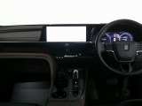 ヘッドアップディスプレイ付き。 少ない視線移動で情報を確認できるので、運転の疲労軽減に繋がりますよ♪