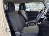運転席からの視界は良好で、運転しやすい空間です。シートの座り心地も良く、長距離ドライブも快適に過ごせます。清潔感も保たれています。