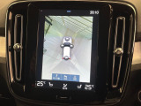 【360&deg;ビューカメラ】4台の高解像度カメラで360度の鳥瞰図を表示。隣の車や壁、死角にある障害物などを画面で確認できるため、狭いスペースでの駐車・出入りも安心です。