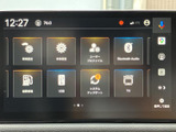 車両情報や各種設定を直感的に操作できるモニター。使いやすさを追求したインターフェースで、快適なカーライフをサポートします。