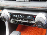 デュアルオートエアコン搭載☆運転席と助手席でエアコンが独立しているのでドライバーも同乗者もより快適にドライブができます♪