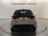 一体的に造形されたウィンドウとコンビネーションランプが特徴的なデザイン!後ろからでもヤリスとはっきりわかります!