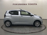 【まるごとクリーニング】シートを取り外し、車内を徹底洗浄。隅々まで丁寧に仕上げています。