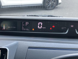 重要な情報を一目で確認できるメーターパネル。運転に必要な情報を分かりやすく表示し、安全運転をサポートします。視認性の高いデザインも魅力です。