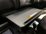 車内での仕事や食事の際に便利なインパネテーブル!A4サイズのノートパソコンやお弁当などが置けます。最大重量10kgのものまで置くことができます。