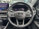操作性の良いハンドルで運転中のストレスも軽減されます。
