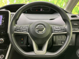 握りやすいステアリングは、運転操作を快適にします。オーディオやハンズフリー通話などの操作も、ステアリングスイッチで簡単に操作できます。