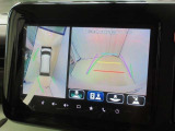 全方位モニター付きです。車両を上から見たような映像をナビゲーション画面に表示。運転席からの目視だけでは見にくい、車両周辺の状況をリアルタイムでしっかり確認できます。