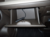 大型のグローBOXが装備されています。よく使うアイテムの収納に便利です、欲しい時にすぐに取り出せます♪