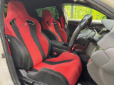 【専用レッドスポーツシート】ホールド性に優れ、カーブ時の体が流れを抑制してくれます。また、体にフィットするから腰や背中が疲れにくく、ロングドライブや高速走行でも快適にお過ごしいただけます♪