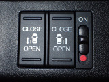 運転席からもスライドドアを楽々操作でスピーディーに!またスマートキーでも開閉できるので便利です。