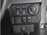 ボタンでエンジン始動が可能な、プッシュスタート機能搭載!もしもの時の、盗難警報装置イモビライザーも同時に装備されております! キーレスのボタン、もしくは、ドアハンドルのスイッチセンサーで開閉可能です!