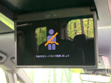 【フリップダウンモニター】大画面モニターで後席でもエンタメをお楽しみいただけます。小さなお子様にも大人気の装備です♪