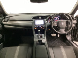 車内は光触媒抗菌消臭施工済です。インパネ周りはスタイリッシュなデザインです。グローブボックスやカップホルダーのほかにトレーなどたくさんの収納スペースが付いています。