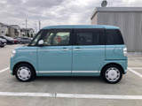 スタイリッシュなシルエットが際立ちます。ボディラインはシンプルながらも、洗練された印象を演出。日常使いにも最適なサイズ感です。