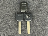 【キーレスエントリー】キーボタンを押すだけで、ドアロックの開閉が可能です。重い手荷物を持っていたり、夜のドアの開閉にとっても便利です。