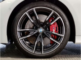 BMWの純正アロイホイールは軽量かつ強度にも優れているホイールで走行性能を引き上げる設計になっております。足元にもBMWは妥協がなくこだわっている個所になります。