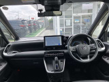 【運転席・インパネまわり】ハンドル・シート・フロアーなど隅々までプロによるクリーニング済み☆彡キレイな車内でドライブが一層快適にお楽しみいただけます!!