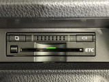 【ETC】有料道路を利用する際に料金所で停止することなく通過できる、ETC車載器(ノンストップ自動料金収受システム機器)が装備されています。セットアップを行うことで利用可能になります。