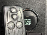 【キーフリーシステム】カバンやポケットに入れたままでもドアの施錠・解錠が可能なスマートキーを装備。エンジンのオン・オフ時もカギを取り出す必要が無いからとっても便利です♪
