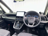 運転席まわりです。 各操作スイッチは使いやすい位置に配置されてます。