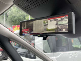スマートルームミラーになっています 8人乗車時でも後方確認ができます