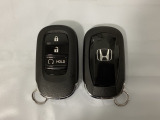 スマートキーを装備しています。鍵を差し込むことなくドアロックの開け閉めと、スタートボタン操作でのエンジンスタートができます。スペアキーも同じものを用意しております。