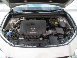 24Vマイルドハイブリッドで爽快な走りを実現する「e-SKYACTIV-G 2.0」。高効率エンジンと電動化技術の組み合わせにより、燃費性能とアイドリングストップ機能をさらに向上させました。