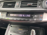 【左右独立型フルオートエアコン】運転席と助手席でそれぞれお好みの温度に設定可能。同乗者にも配慮した、快適な空調をお届け致します。