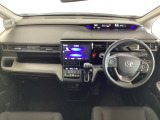 車内は光触媒抗菌消臭施工済です。インパネ周りはスタイリッシュなデザインで機能や装備も充実しています。グローブボックスやカップホルダーのほかにトレーなどたくさんの収納スペースが付いています。