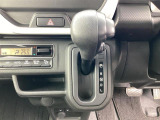 ダッシュボードに配置されたシフトにより、運転席の足元は広くなってます。