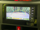 【バックカメラ】駐車時に後方がリアルタイム映像で確認できます。大型商業施設や立体駐車場での駐車時や、夜間のバック時に大活躍!運転スキルに関わらず、今や必須となった装備のひとつです!
